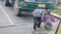 Aksi Sopir Kontainer Tambal Jalan Berlubang di Jembatan Kuala Ambawang