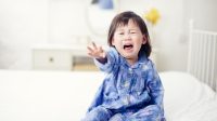 10 Cara Menghadapi Anak Tantrum sebelum Tidur Menurut Pakar
