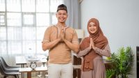 10 Inspirasi Pasangan Pakaian Couple Terbaik Untuk Lebaran 2025
