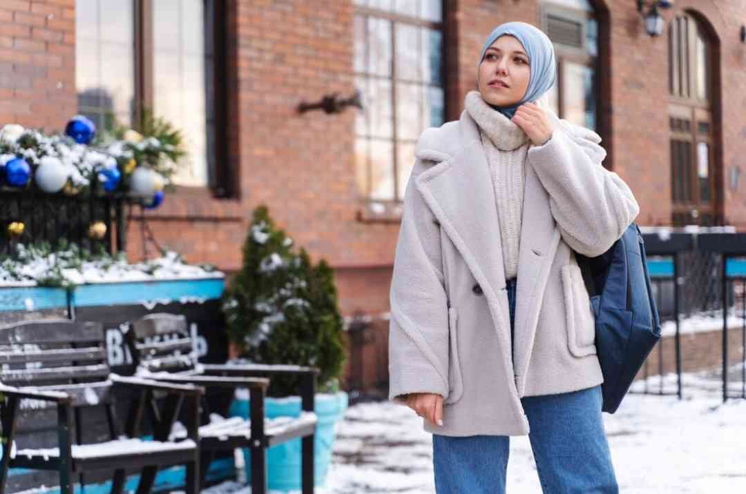 Tetap Stylish Saat Cuaca Dingin, Ini Tips Padu Padan Outfit yang Tepat