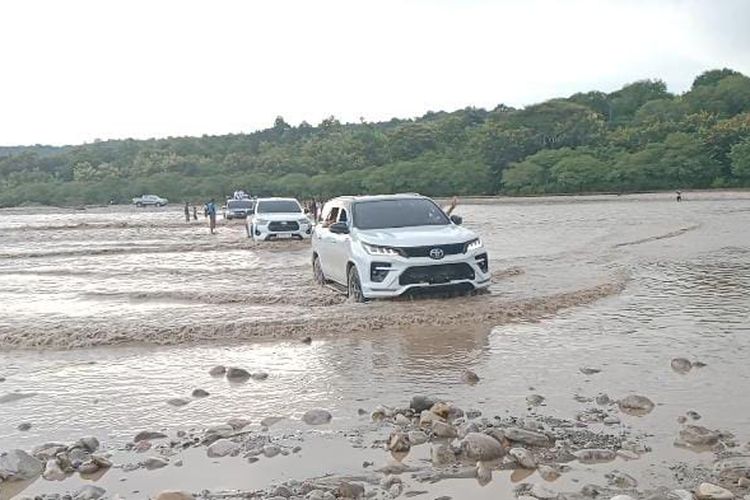 Menerobos Sungai demi Pantau Program Makan Bergizi Gratis di Pedalaman Pulau Timor
