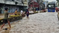 Banjir Landa 29 RT di Jakarta Timur, Barat, dan Selatan: Ketinggian Air Capai 2,5 Meter Banjir Landa 29 RT di Jakarta Timur, Barat, dan Selatan: Ketinggian Air Capai 2,5 Meter