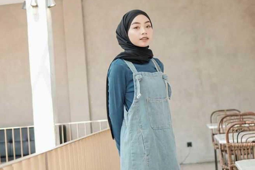 10 OOTD Overall Hijab Rok yang Simple tapi Fashionable
