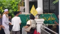 Rumah Duka Mat Solar Dipenuhi Pelayat, Jenazah Sudah Dikafani dan Bersiap Dimakamkan Rumah Duka Mat Solar Dipenuhi Pelayat, Jenazah Sudah Dikafani dan Bersiap Dimakamkan