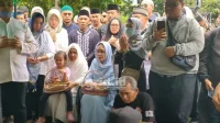 Suasana Haru Iringi Pemakaman Mat Solar, Keluarga Tak Kuasa Menahan Tangis Suasana Haru Iringi Pemakaman Mat Solar, Keluarga Tak Kuasa Menahan Tangis