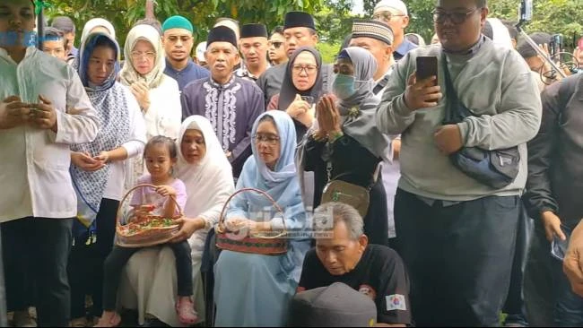 Suasana Haru Iringi Pemakaman Mat Solar, Keluarga Tak Kuasa Menahan Tangis
