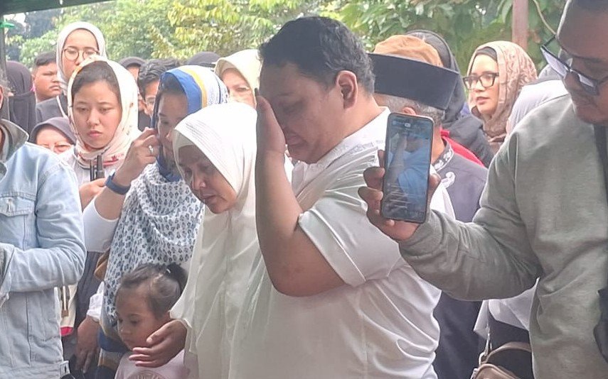 Pemakaman Mat Solar Berlangsung Haru, Anak Bungsu Tak Berhenti Menangis