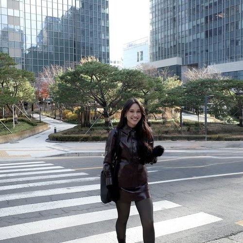 Gaya Full-On Leather Yasmin Napper di Seoul: Perpaduan Edgy dan Elegan yang Memikat