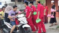 Peduli Tetangga, PT Tunas Bahagia Sumbang Ratusan Paket Takjil di Bangkalan