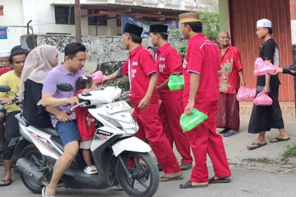 Peduli Tetangga, PT Tunas Bahagia Sumbang Ratusan Paket Takjil di Bangkalan