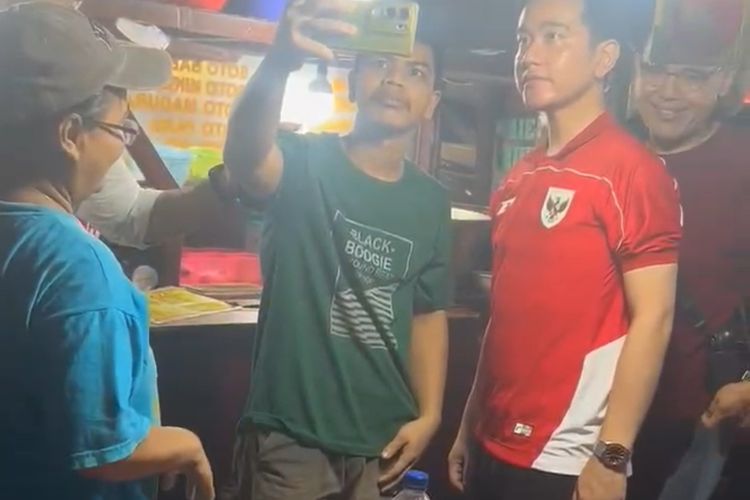 Gibran Menyaksikan Pertandingan Timnas, Berfoto dengan Penggemar, dan Merasakan Kuliner Jalan-jalan di Sabang