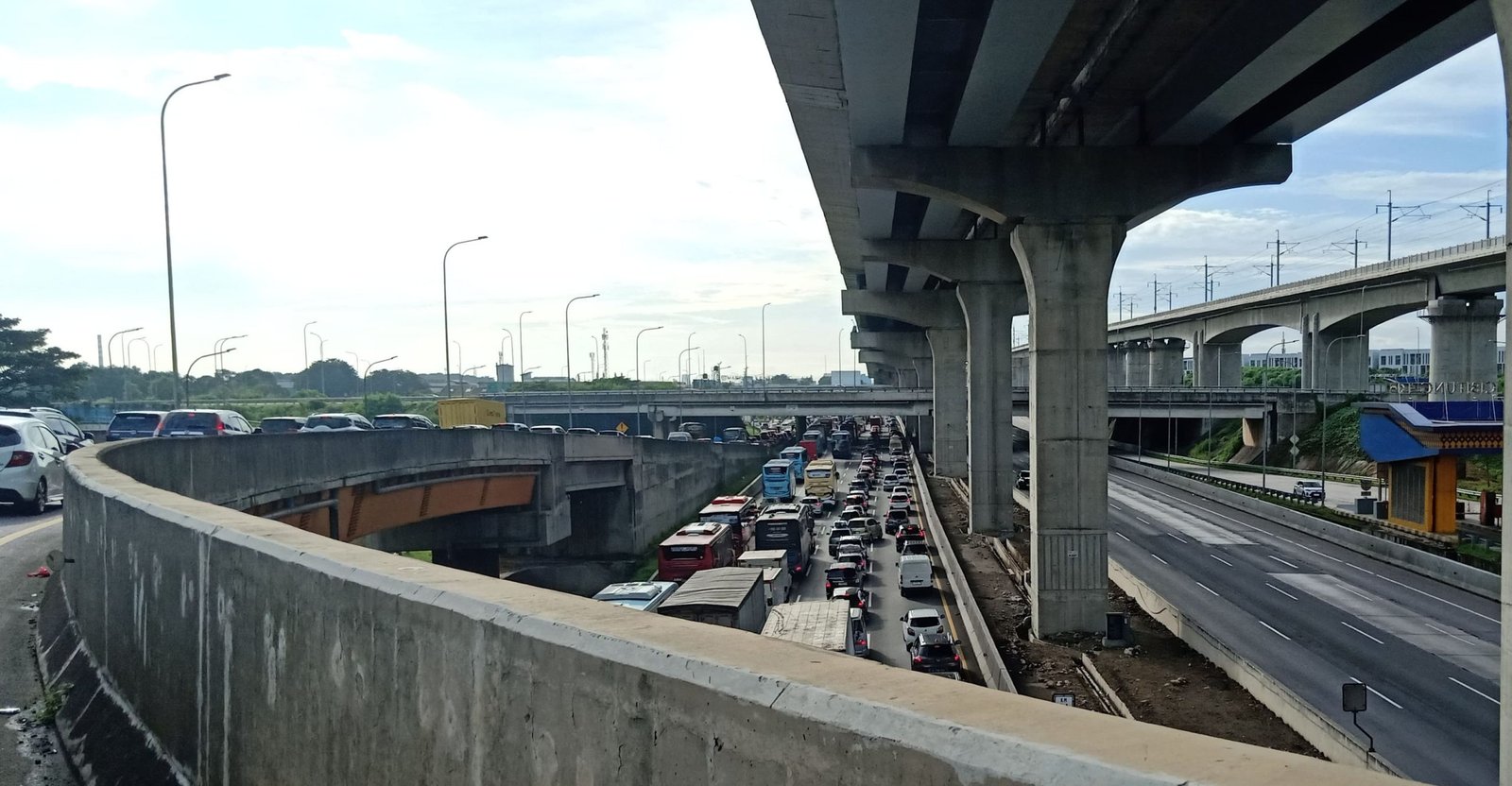 Pantau Pergerakan Mudik Lebaran di Tol Cikampek: Kemacetan Padat Mulai Terlihat 28 Maret 2025