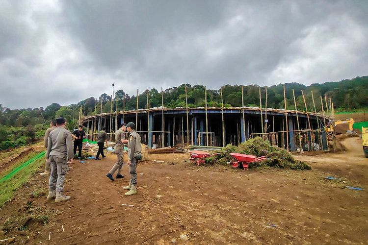 Buka Lahan Kebun Teh di Bukit Tangkuban Parahu: Proyek Eiger Camp Ditutup Oleh Satpol PP