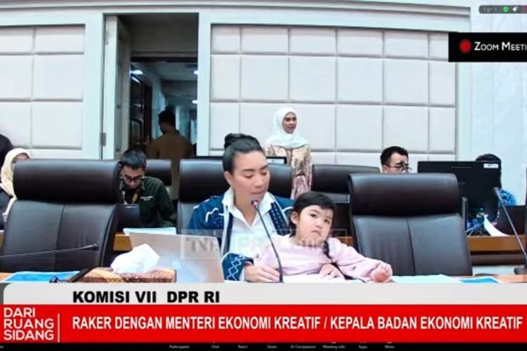 Rahayu Saraswati yang Mengajak Putranya ke Meja DPR saat Ketua Sidang