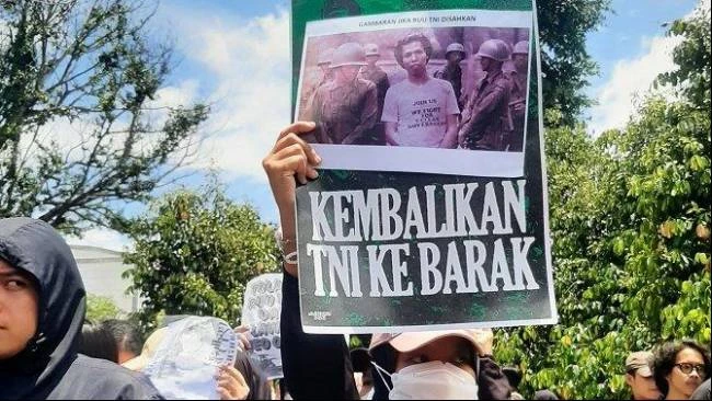 Protes Besar di Depan DPRD DIY: massa Menuntut Penarikan Militer dari RUU TNI