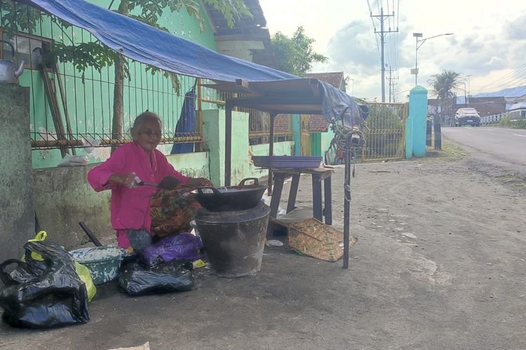 Bertemu dengan Supinah: Si Pedagang Gorengan 91 Tahun yang Tetap Independen