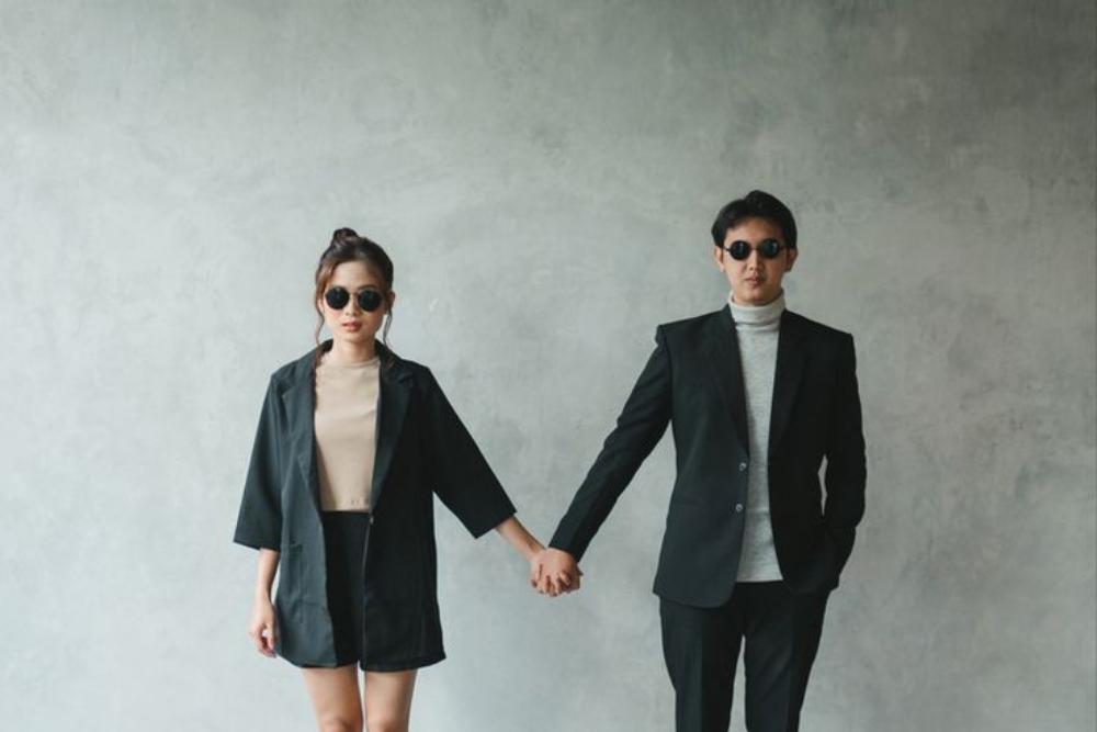 15 Inspirasi Foto Prewedding Casual Hitam yang Gaya dan Elegan