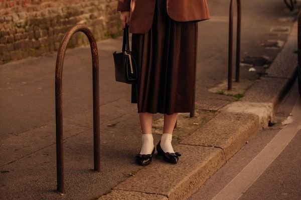 Tampil Stylish ke Kantor dengan Flat Shoes yang Nyaman dan Elegan