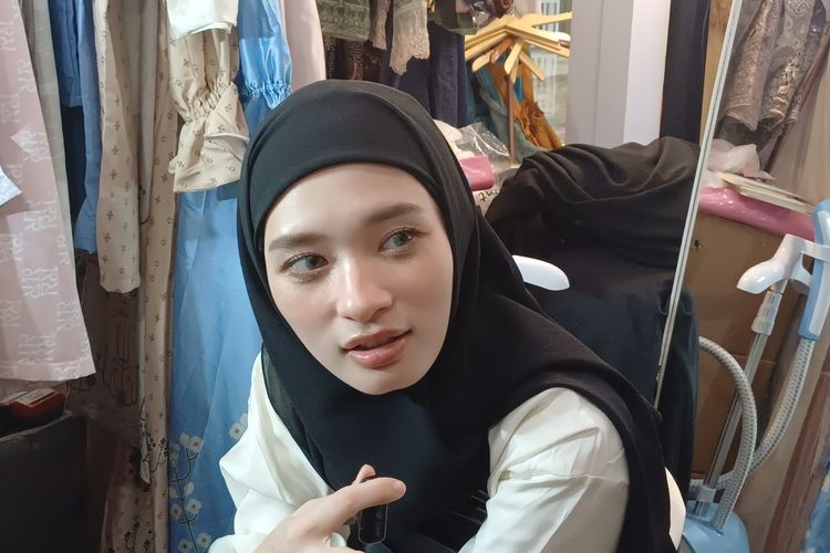 Bekerja Saat Ramadhan, Inara Rusli Tetap Sempatkan Waktu Bermain dengan Anak