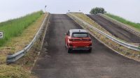 Waduh, Kebiasaan Salah yang Bikin Mobil Matik Overheat di Tanjakan