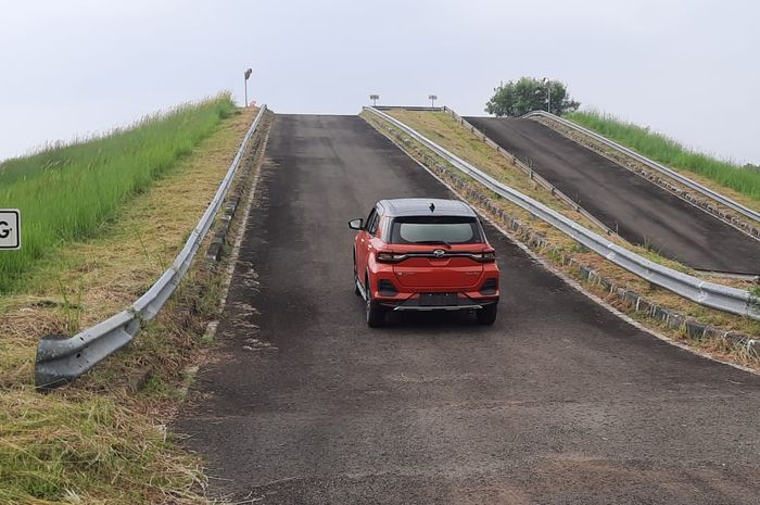 Waduh, Kebiasaan Salah yang Bikin Mobil Matik Overheat di Tanjakan