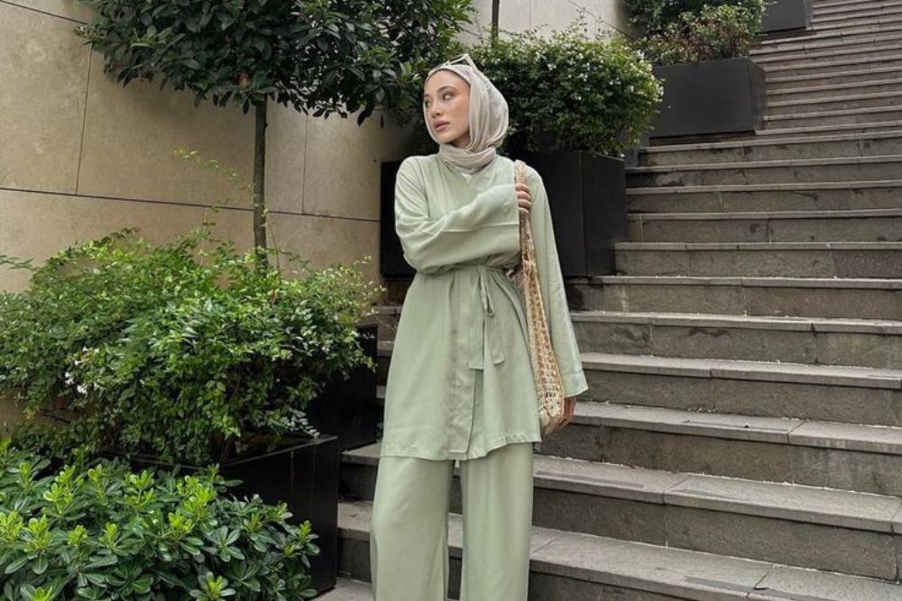 11 Pilihan Hijab Perfek untuk Paduan Baju Sage Green, Serasi Banget!
