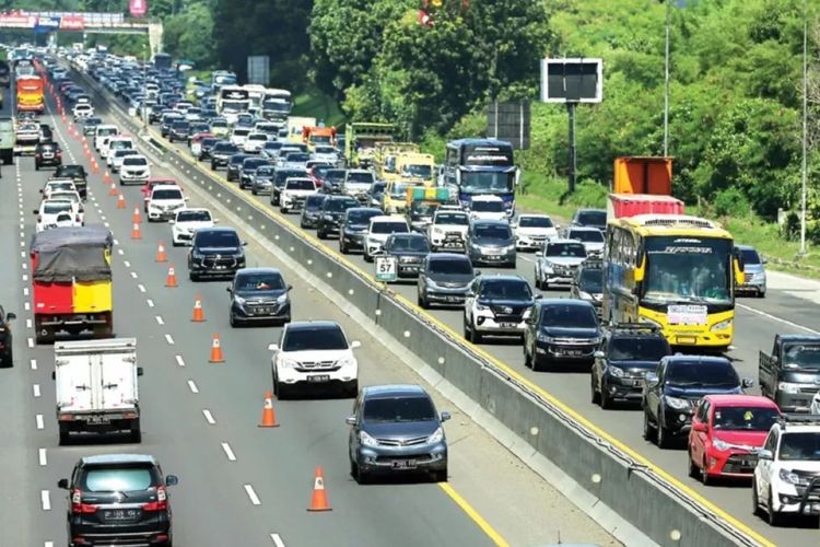 Lalu Lintas Kembali Normal: Contraflow dari KM 55 hingga KM 65 di Jalan Tol Jakarta-Cikampek Dihentikan