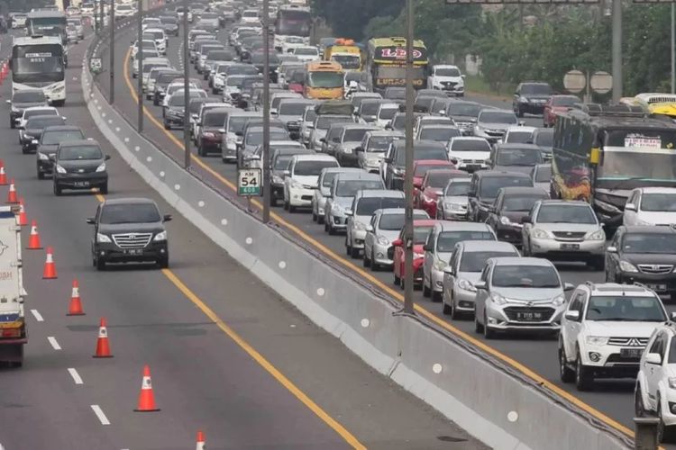 Arus Menuju Jakarta Membludak, Kontraflow Diaktifkan dari KM 55 hingga KM 47 di Tol Japek