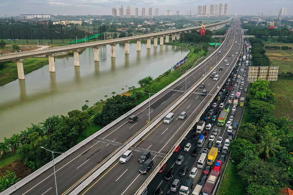 H+3 Lebaran, Arus Kendaraan di Tol Japek Menuju Jakarta Semakin Padat
