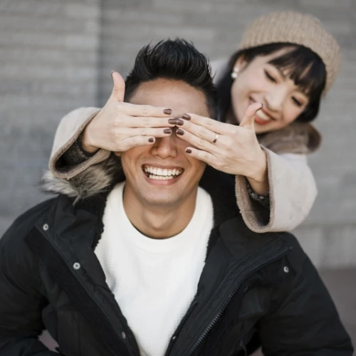 Kenali Tanda-Tanda Pria Humoris Ideal untuk Menjadi Pasangan Anda