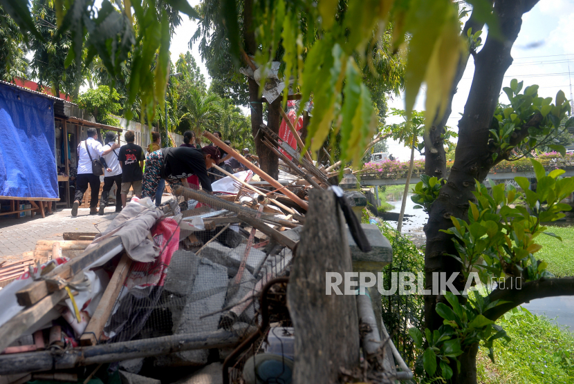BBWS Bongkar 194 Bangunan Ilegal di Pinggir Sungai Cidurian Tangerang
