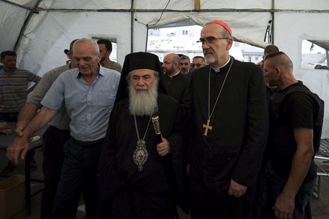 Foto: Pemimpin Gereja Katolik di Yerusalem Beri Selamat Kepada Korban Serangan Israel ke Gaza
