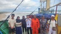 KM Tresnawati Terdampar di Pantai Kutakarang, Evakuasi Tertunda Cuaca Buruk