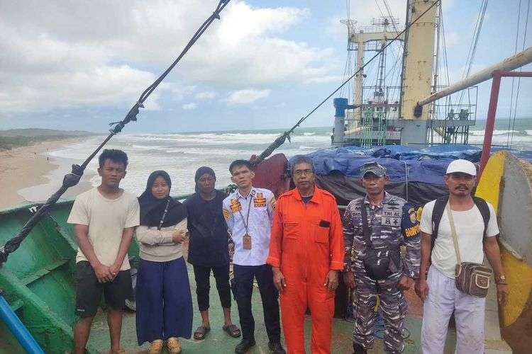 KM Tresnawati Terdampar di Pantai Kutakarang, Evakuasi Tertunda Cuaca Buruk