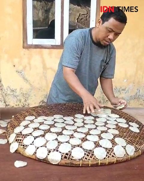 Pengrajin Makanan Opak dan Dapros Pamarayan-Serang Bertahan Hadapi Kekurangan Modal