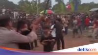Viral Acungkan Golok ke Warga, Petugas Keamanan PT Cibiuk Siap Diperiksa Polisi Viral Acungkan Golok ke Warga, Petugas Keamanan PT Cibiuk Siap Diperiksa Polisi