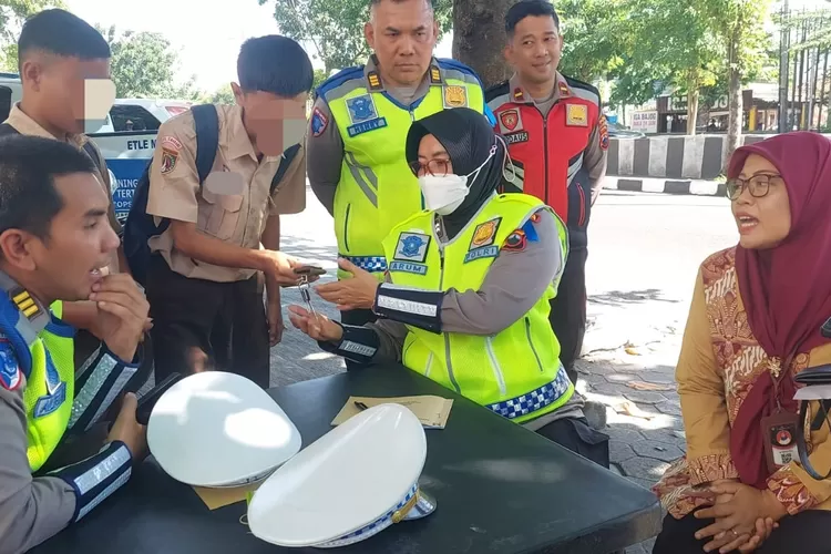 Siswa dan Mahasiswa Unjuk Rasa di SMAN 4 Kota Serang, Tuntut Keadilan Kasus Pelecehan dan Pungli