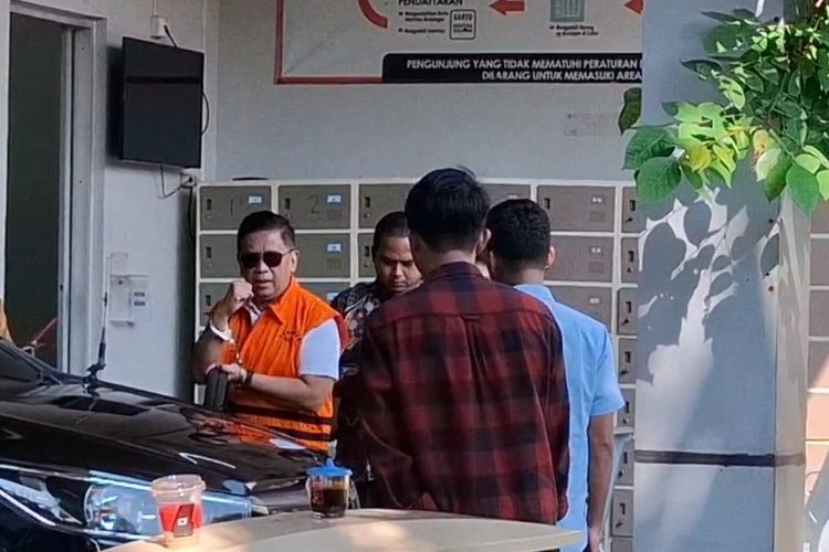 Hasto Kristiyanto Keluar Rutan dengan Kacamata Hitam, Masih Pakai Rompi dan Tangan Diborgol