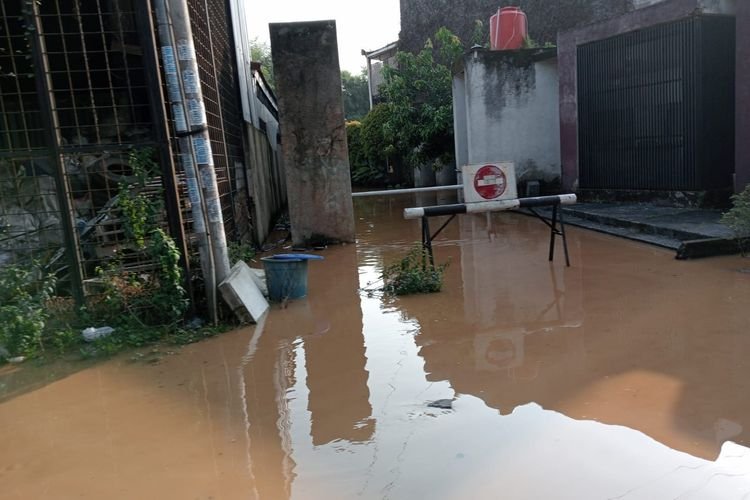 Tidak Ada Hujan, Ratusan KK di Tangerang Selatan Terendam Banjir Sungai