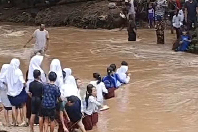 Video Viral Anak Sekolah Berenang Melintasi Sungai Deras Usai Jembatan Hanyut