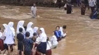 Perjuangan Siswa SD Pandeglang Menyeberangi Sungai Berarus