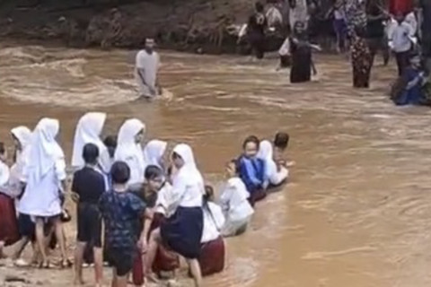 Perjuangan Siswa SD Pandeglang Menyeberangi Sungai Berarus