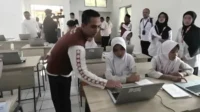 Siswa dan Guru di Tangerang Selatan Dapat Laptop Satu-Satu