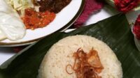Nasi Campur Bali: Harmoni Rasa Dalam Setiap Suapan, Cerminan Kekayaan Kuliner Pulau Dewata Nasi Campur Bali: Harmoni Rasa Dalam Setiap Suapan, Cerminan Kekayaan Kuliner Pulau Dewata