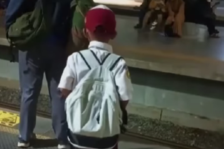 Subuh di Atas KRL: Perjalanan Panjang Bocah Tangerang ke Sekolah Lamanya