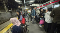 Kisah Hafithar: Bocah SD Berjuang Naik KRL dari Tangerang ke Klender