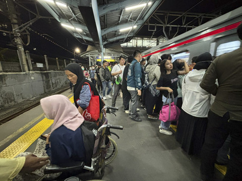 Kisah Hafithar: Bocah SD Berjuang Naik KRL dari Tangerang ke Klender