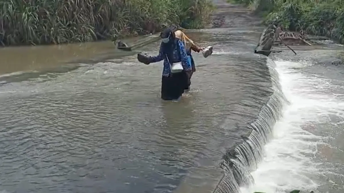 Aksi Heroik Nakes di Pandeglang, Berani Melintasi Sungai untuk Kemanusiaan