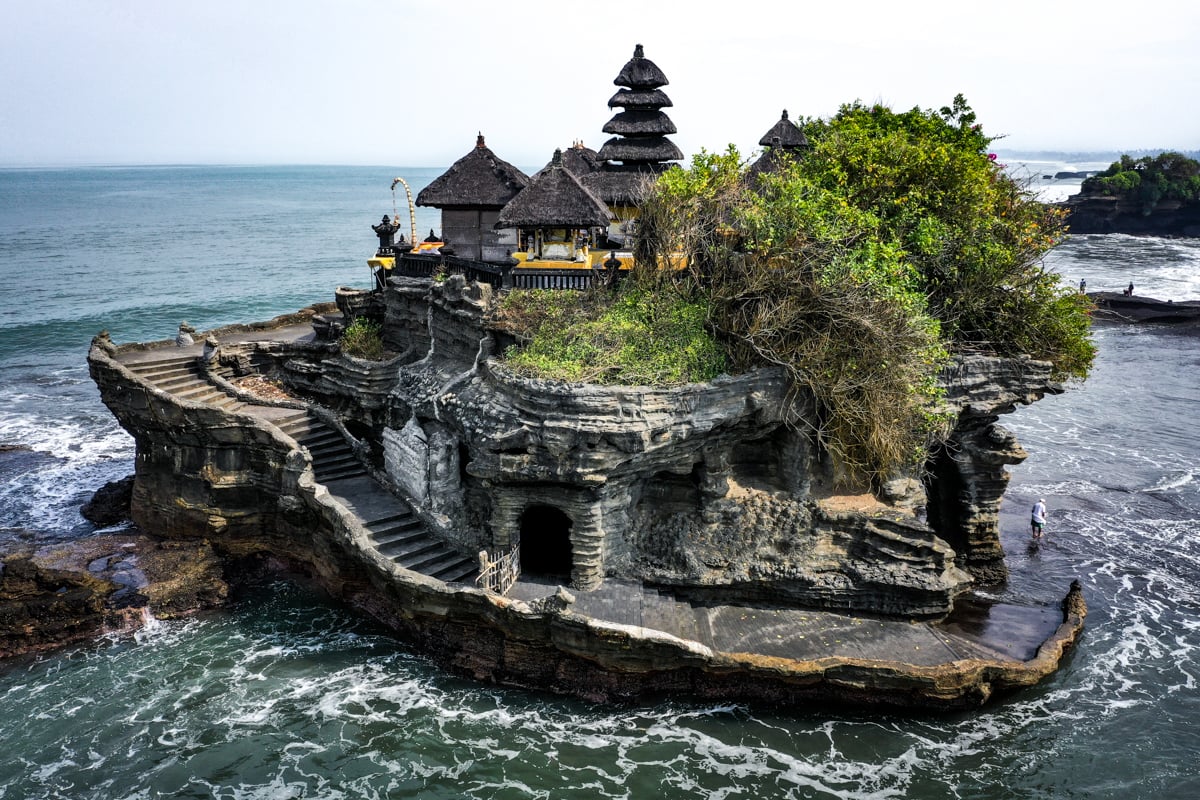 Pura Tanah Lot: Keajaiban Di Atas Batu Karang, Ikon Spiritual Dan Keindahan Bali Yang Tak Terlupakan