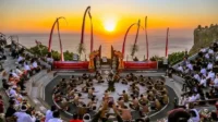 Pura Uluwatu: Keagungan Di Atas Samudra Hindia, Pertunjukan Kecak Yang Memukau